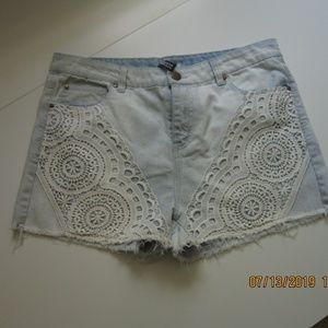 LACE APPLIQUE DEMIN SHORTS SZ 31 DESIGN LAB